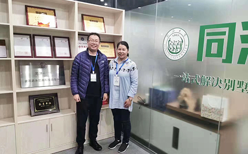 同济微晶总经理与加盟商合影 同济微晶总经理与加盟商合影